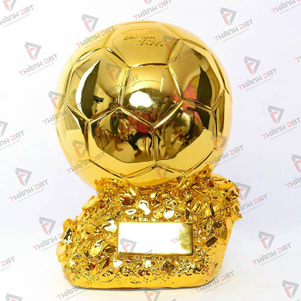 Mẫu cúp đồng mạ vàng “Quả bóng vàng” để vinh danh cầu thủ xuất sắc nhất trong một giải đấu 